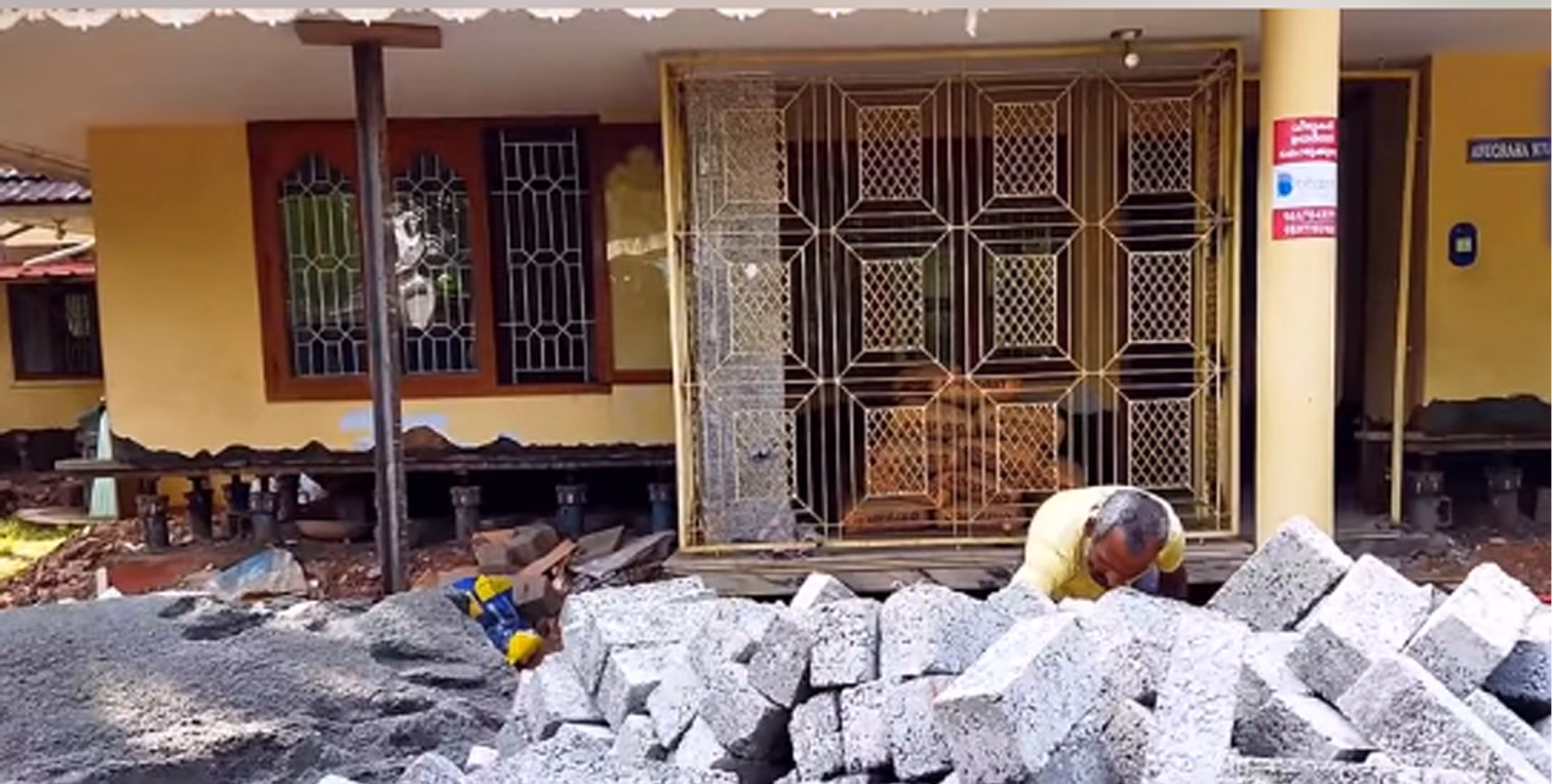ഓര്‍ക്കാട്ടേരി മണപ്പുറത്ത്  വെള്ളക്കെട്ടില്‍  നിന്നും രക്ഷപെടാന്‍ വീട് ഉയര്‍ത്തുന്നു